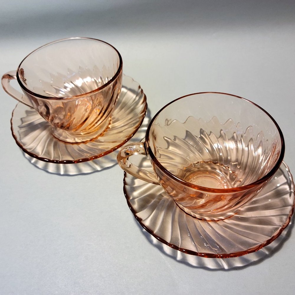 set of 2 Vtg Arcoroc France Pink Swirl glass coffee/tea cups with saucers